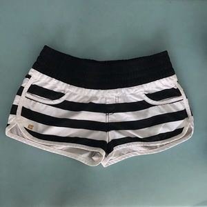 ROXY black + white striped board shorts USA SIZE 4